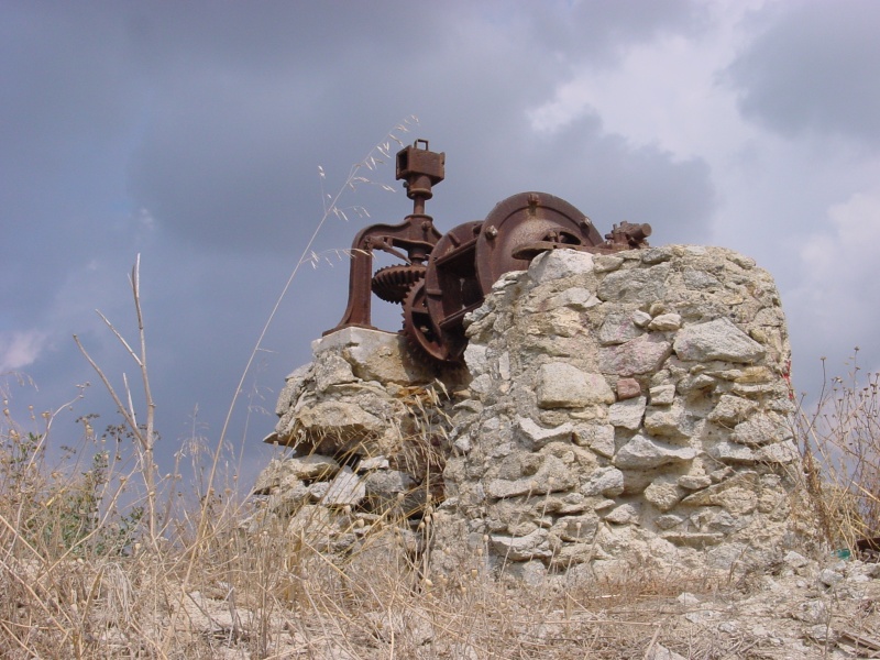 Naxos Brunnen mit Pumpvorrichtung.JPG -                                
